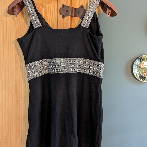 Flounce, trimmed sleeveless top - Picture 4 of 4